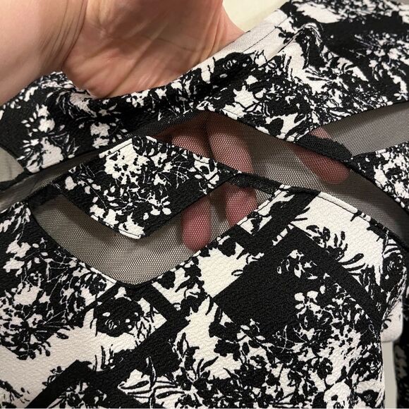 Scoop neck long sleeve floral knee length dress - Picture 3 of 13